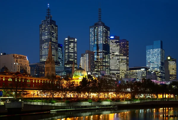 Foto notturna della città di Melbourne — Foto Stock