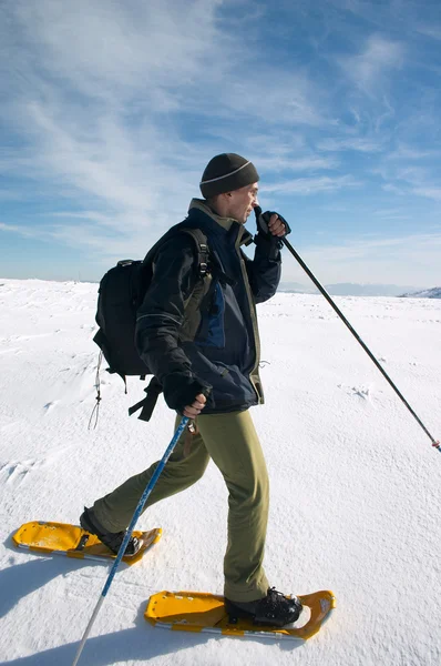 Turist i vinter berg — Stockfoto