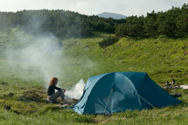 Девушка рядом с палаткой — стоковое фото