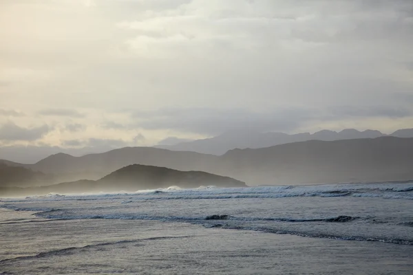 Clima nublado na costa oceânica — Fotografia de Stock