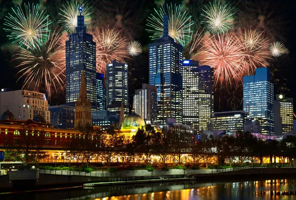 Feuerwerk über Melbourne City Stockbild