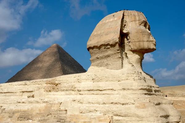 Gran Esfinge y pirámide en Egipto — Foto de Stock