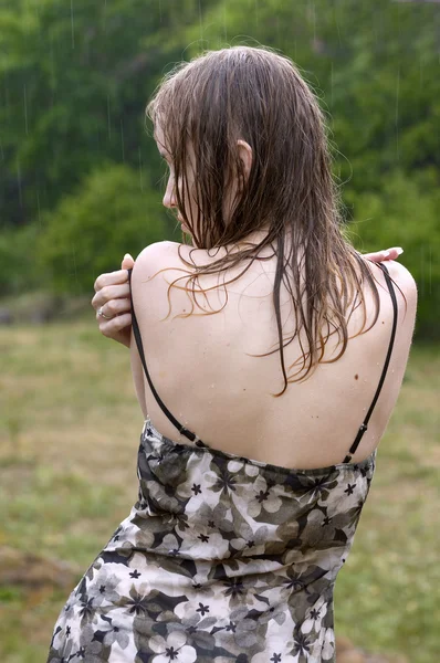 Дівчина під дощем — стокове фото