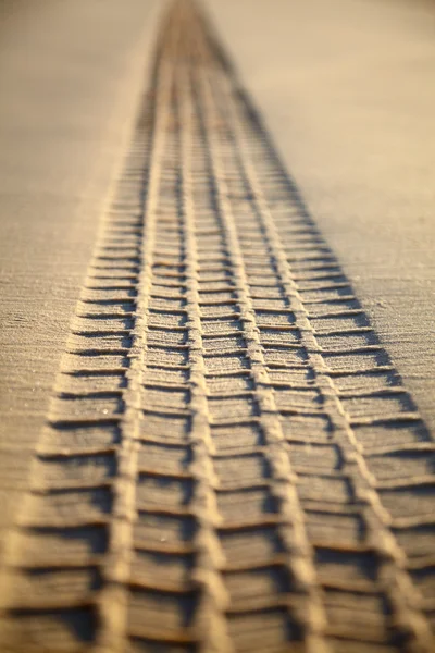 Impressão de um piso de pneu em uma areia — Fotografia de Stock