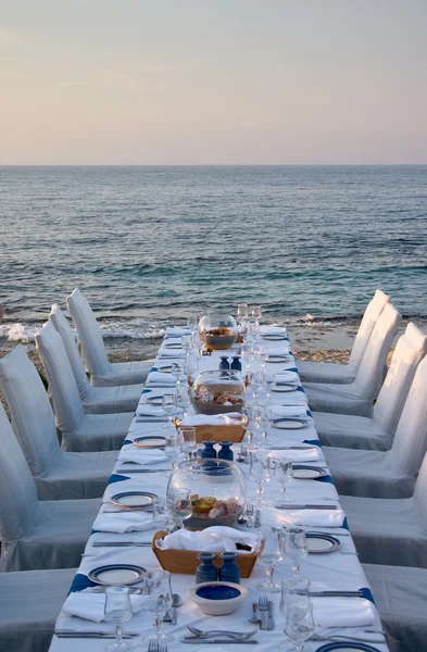 海の海岸上のテーブルを用意しています — ストック写真