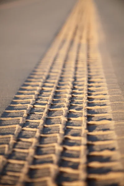 Impressão de roda de carro em uma praia do mar — Fotografia de Stock