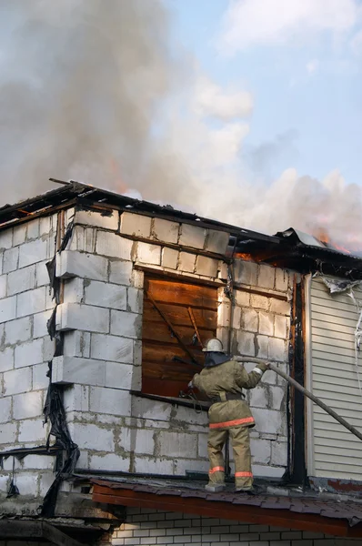 Brandman släcka en brand — Stockfoto