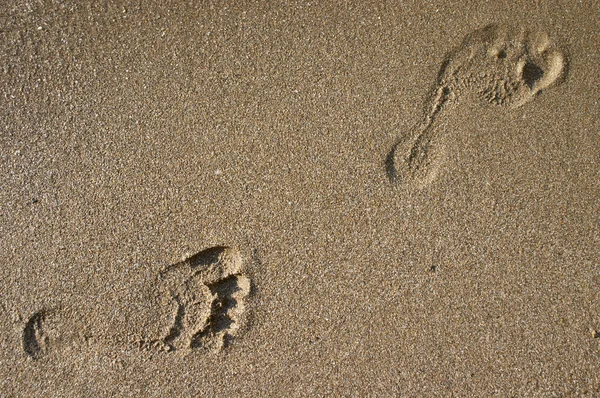 Menschlicher Fußabdruck am Sandstrand — Stockfoto
