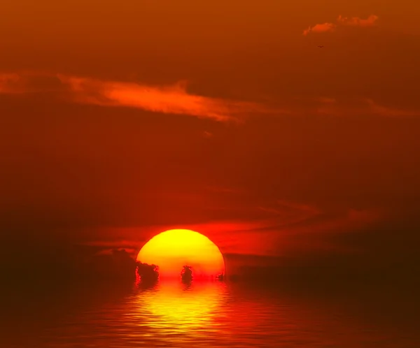 Deniz ve turuncu bulutlar üzerinde kırmızı günbatımı — Stok fotoğraf