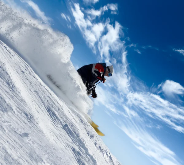 Corrida de esquiador em nuvens de pó de neve — Fotografia de Stock