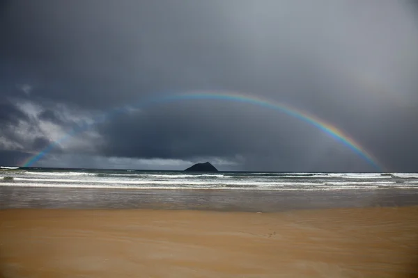 Arco-íris em um céu de tempestade — Fotografia de Stock