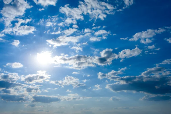 Облачный пейзаж с солнцем — стоковое фото