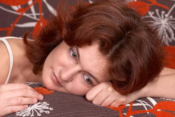 Gadis bermimpi di sofe oranye — Stok Foto