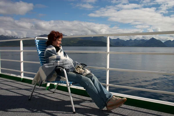 Lány ül a cruise vonalhajózási fedélzeten — Stock Fotó