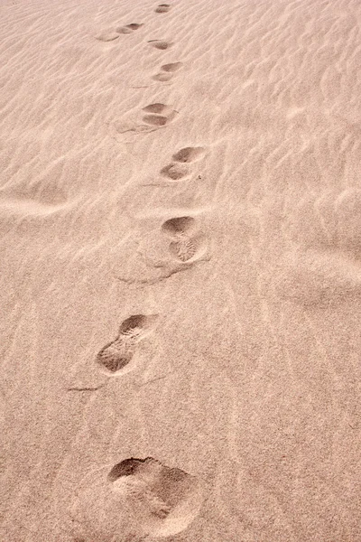 Ligne d'empreinte humaine sur le sable — Photo
