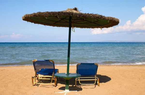 Sunshade and two beach bed — Stock Photo, Image