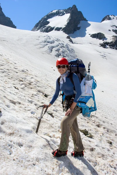 Backpacker γυναίκα στα βουνά — Φωτογραφία Αρχείου
