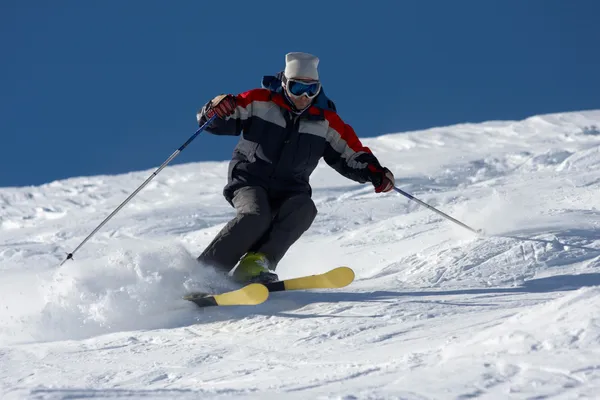 Skifahren im Pulverschnee Stockfoto
