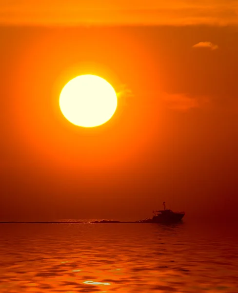 Rode zonsondergang over zee — Stockfoto