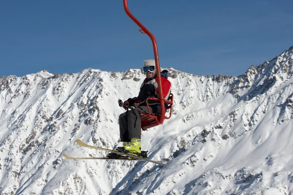 Лыжник на подъемнике — стоковое фото