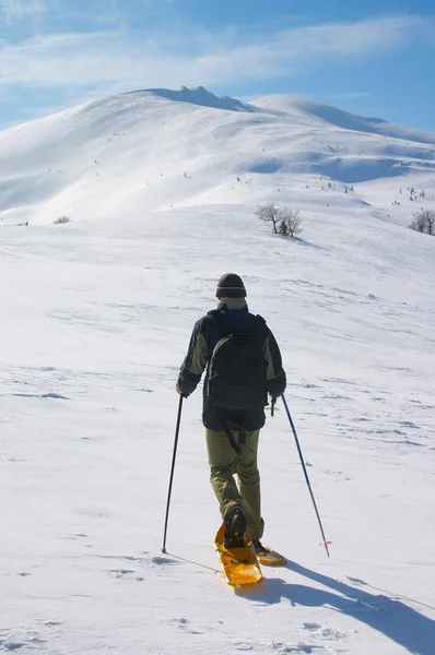 バックパッカーの雪の山に行く — ストック写真