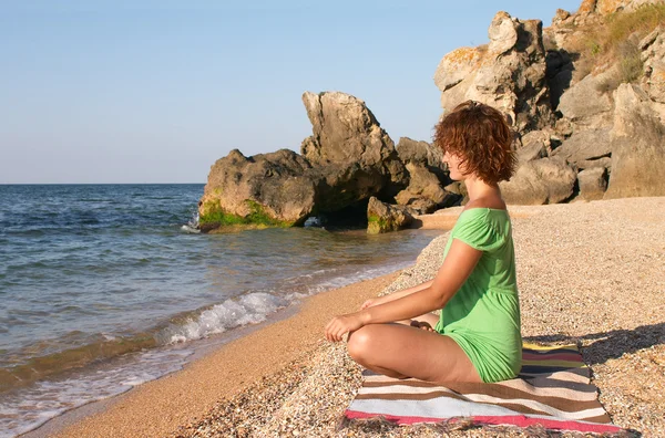 Yoga praticar na praia — Fotografia de Stock