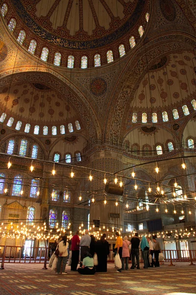 Turisté v Modrá mešita — Stock fotografie