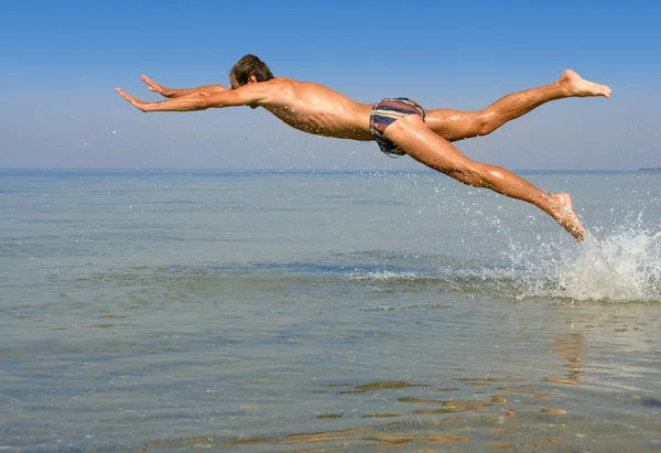 Прыгающий человек — стоковое фото