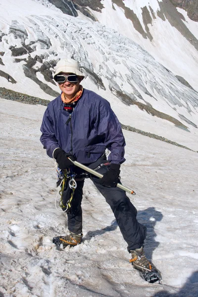 Uśmiechający się alpinista z wyposażeniem — Zdjęcie stockowe