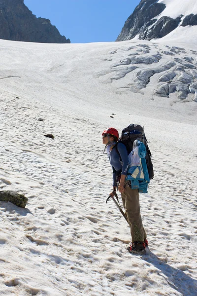 Dziewczyna wspinacz piesze wycieczki w góry — Zdjęcie stockowe