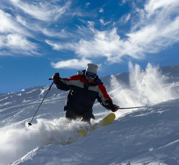 Разрыв лыжника на полной скорости — стоковое фото