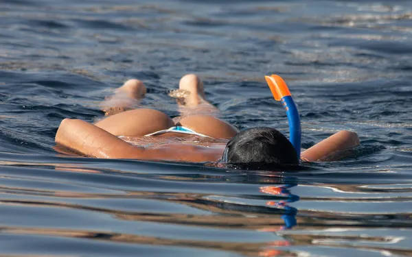 Swimming girl with snorkel — Stock Photo, Image