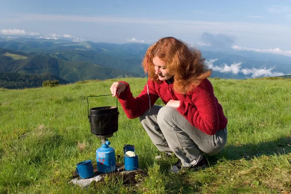 Ragazza escursionista fare un caffè — Foto Stock