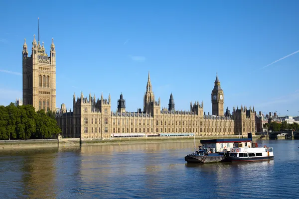 Big Ben'e ve Thames Nehri üzerinde-tekne — Stok fotoğraf