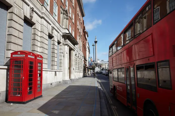 Téléphone londonien et bus à deux étages — Photo
