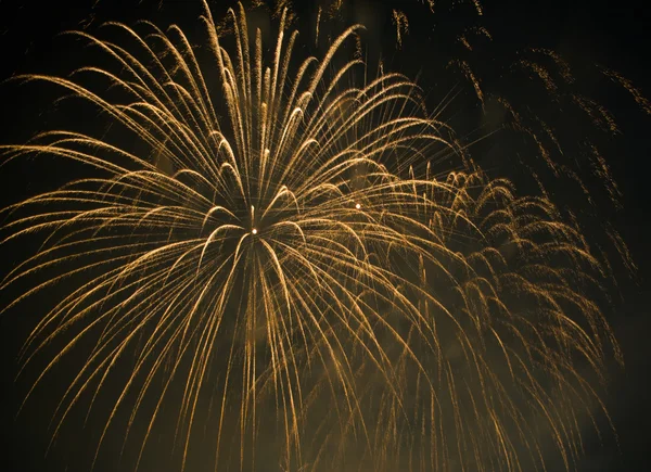 Oranje vuurwerk ontploffen in de lucht — Stockfoto