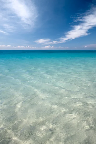 홍 해에서 물의 깊은 파란 색깔 — 스톡 사진
