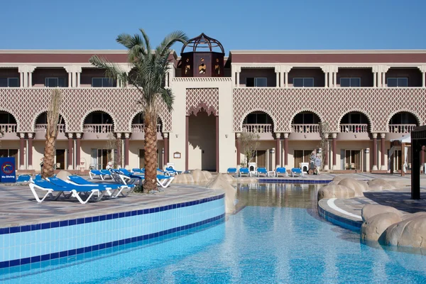 Hotel in oosterse stijl met palmboom — Stockfoto