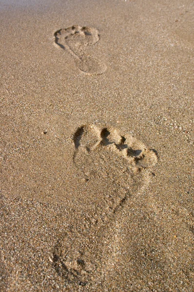 Barefoot afdrukken op zand — Stockfoto