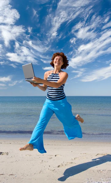 Sorrindo menina correndo com laptop — Fotografia de Stock