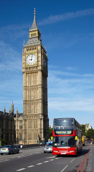 Ônibus de dois andares perto da torre Big Ben — Fotografia de Stock
