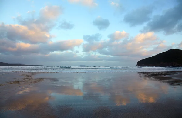 Moln reflektion i en våt sand — Stockfoto