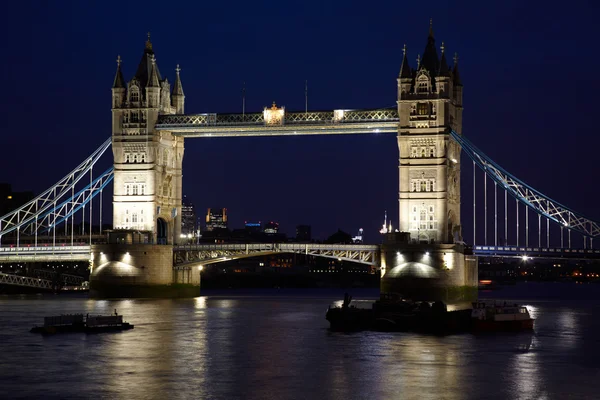 Tower bridge con illuminazione notturna — Foto Stock