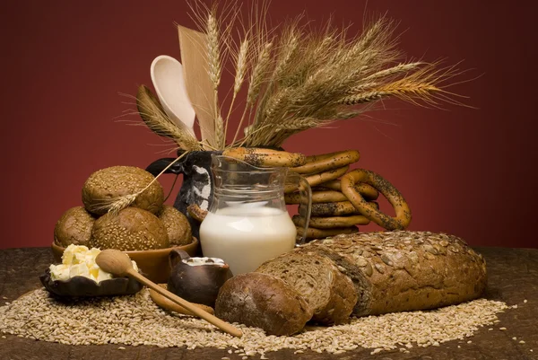 Зерновый хлеб с зерном, молоко — стоковое фото
