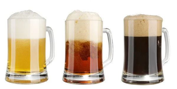 Три чашки різнокольорового алкогольного пива — стокове фото