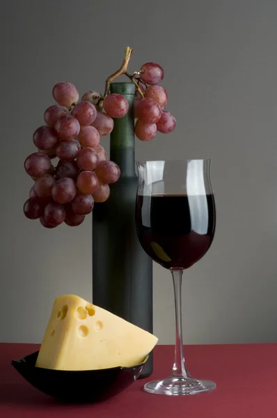 Red wine glass witn cheese and grape. — Stock Photo, Image