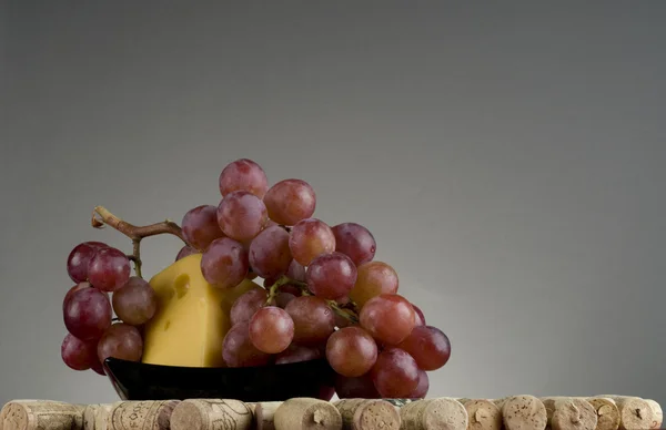 붉은 포도, 치즈, 와인 코르크. — 스톡 사진