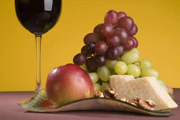 Vino tinto con uva, manzana y queso — Foto de Stock