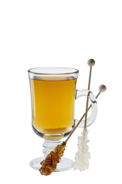 Çay bardağı ile beyaz üzerine karamelli şeker — Stok fotoğraf