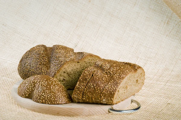 Düzenlenen bütün tahıl karanlık ekmek yemek — Stok fotoğraf